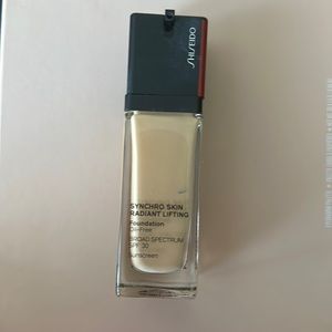 Shiseido synchro skin radiant oil free foundation SPF 30, shade 230 Alder!
